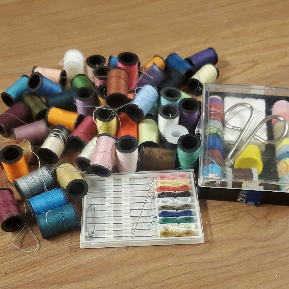 Multicolor Sewing Thread and Tool Set